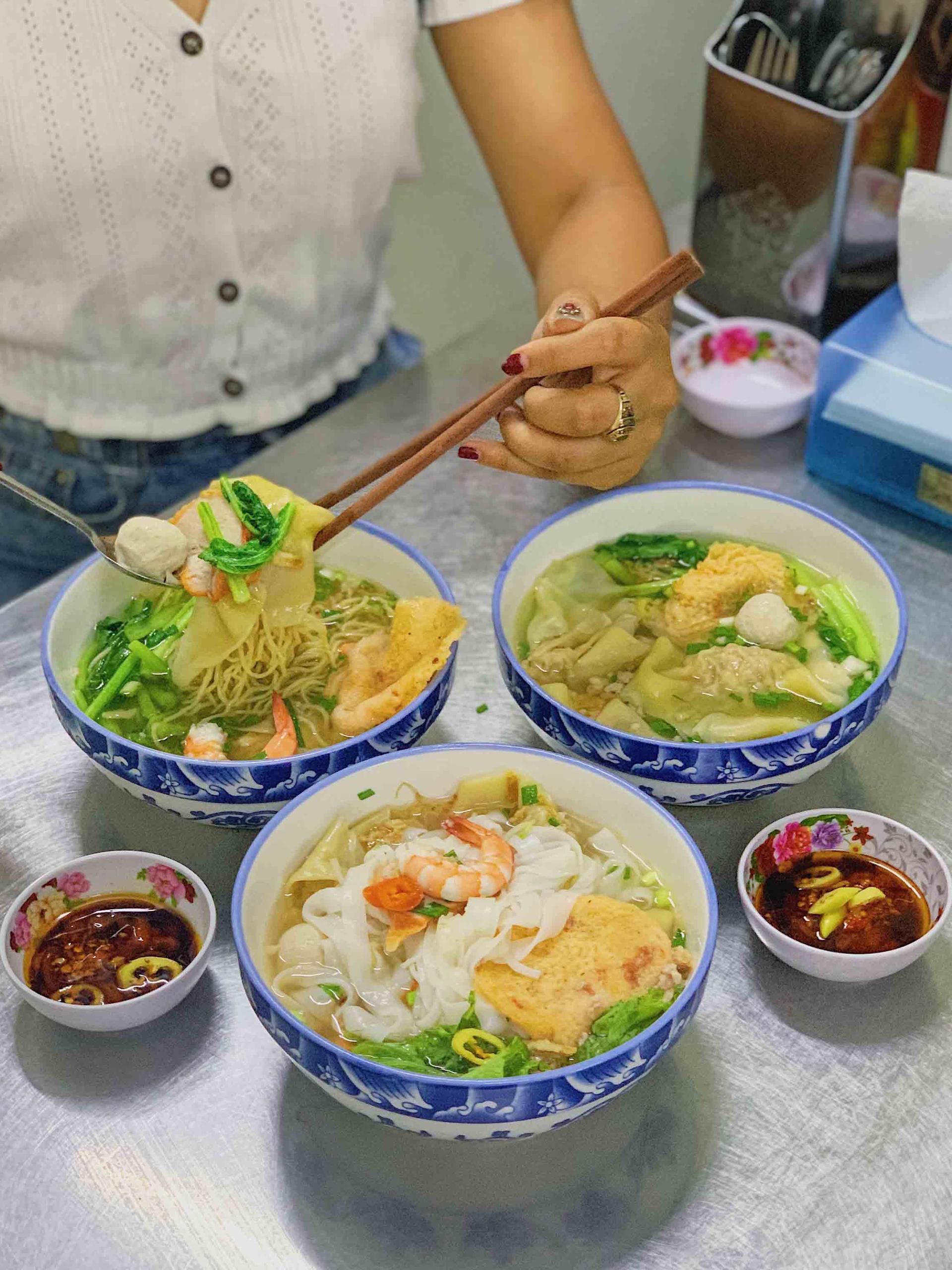 Khám Phá 5 Món Ăn Ngon Không Thể Bỏ Lỡ Tại Quận 5 5 Mì Hoành Thánh – Hủ Tiếu Mì Gia A Hòa