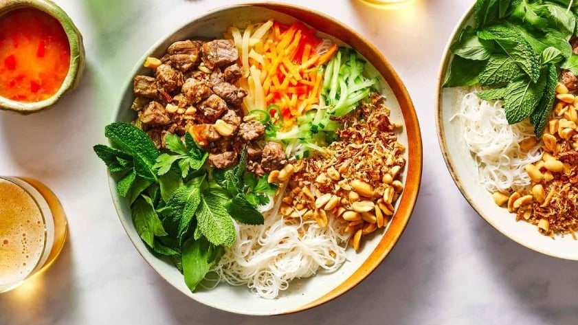 Hồ Thị Kỷ: Phố Ăn Vặt Sầm Uất Của Sài Gòn 3 2. Bún Thịt Nướng Tiên